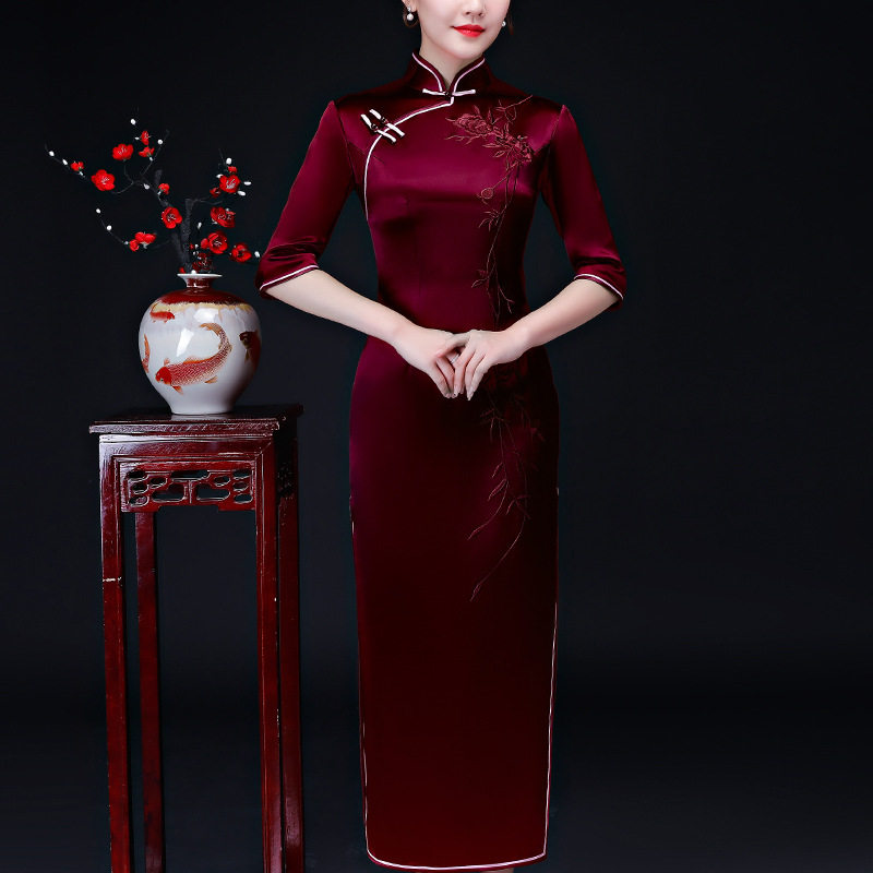 2026新款酒红色绣花妈妈装婚宴旗袍礼服端庄长款旗袍裙喜婆婆婚宴