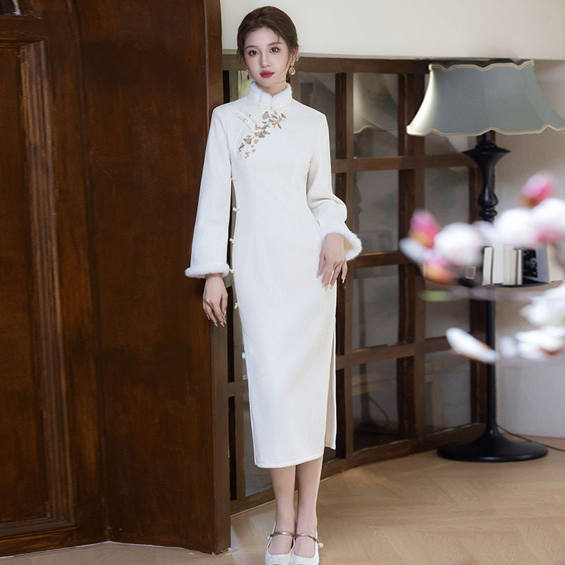 2026新款刺绣白色加绒冬装国风新中式长袖改良旗袍冬季厚款年