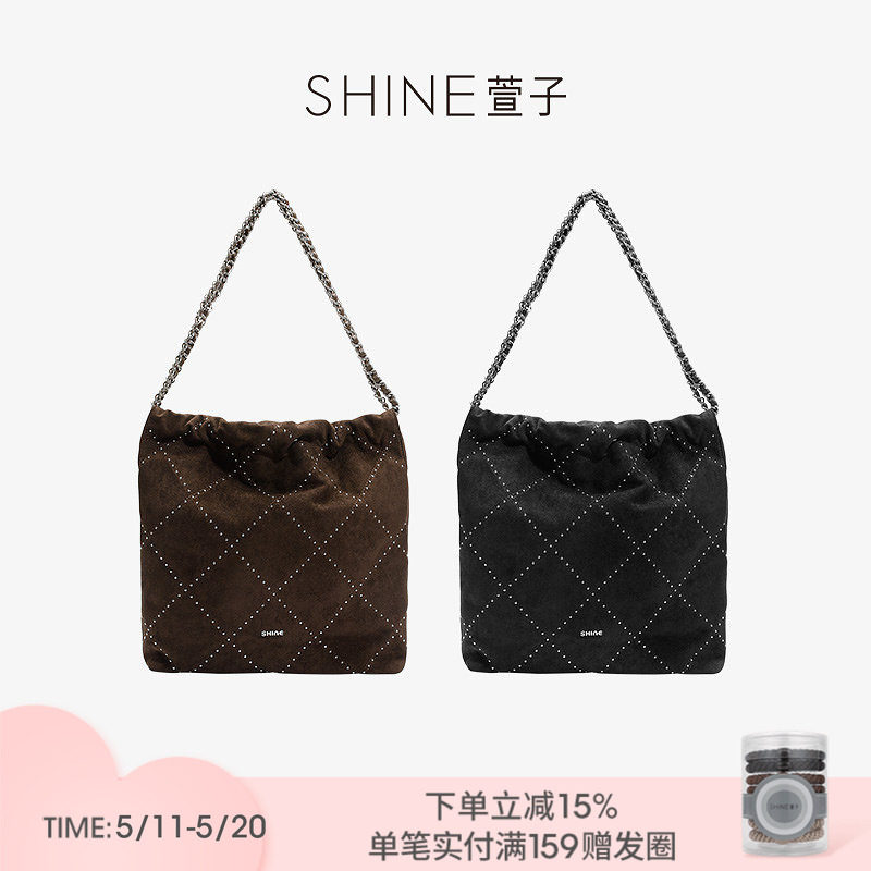 SHINE萱子饰品都市时髦复古铆钉小香风格纹大容量包