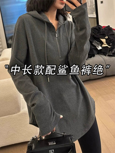 深灰色中长款连帽T恤女秋季慵懒风搭配鲨鱼裤绝美宽松遮屁股上衣