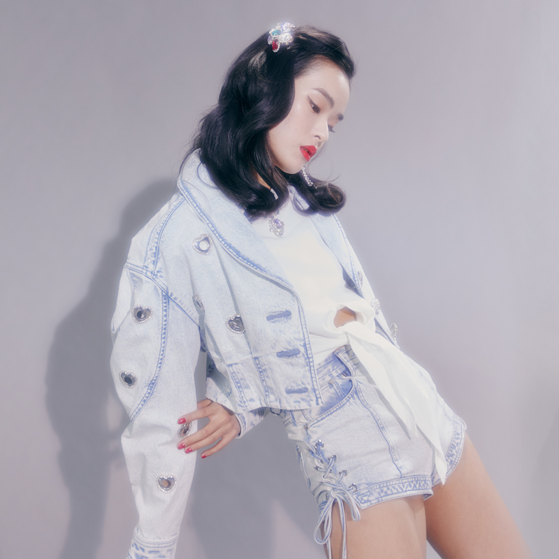 LE FAME/拉飞姆春季新款收腰两侧系带斜下摆复古牛仔短裤