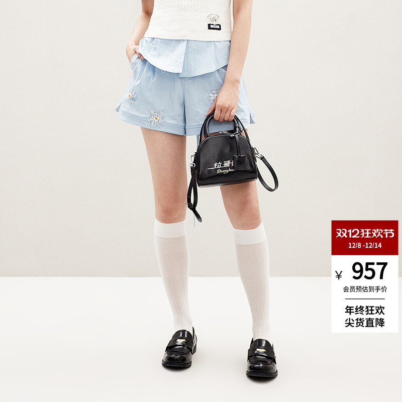 雏菊刺绣装饰浅蓝短裤