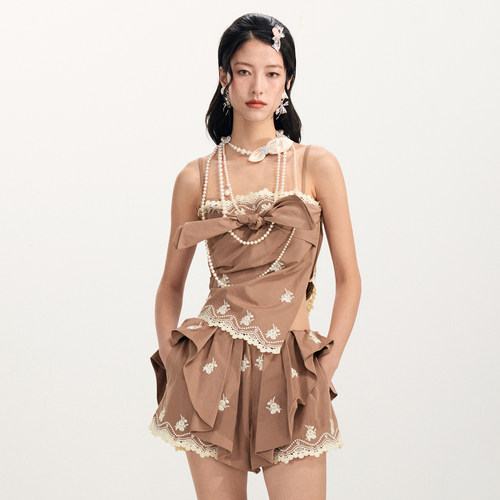 lefame拉飞姆2026春季新款时尚花朵刺绣钉珠解构吊带小上衣外穿女