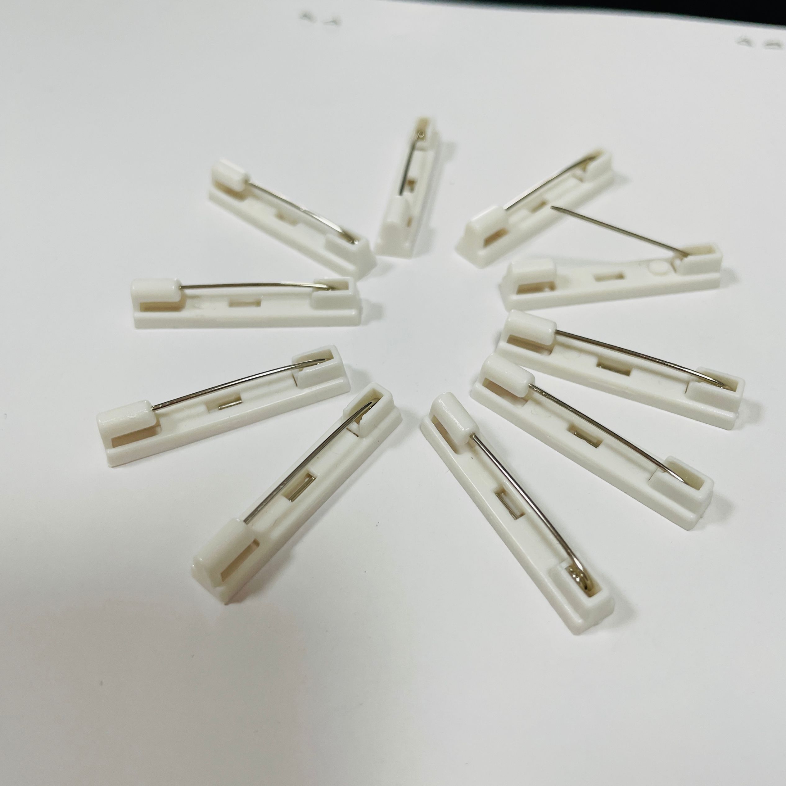 塑料平底工号牌胸针徽章胸牌别针