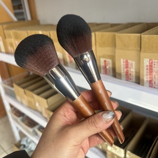 （定妆界的一把好手）MUF128 130大号扁舌型散粉刷粉饼刷蜜粉