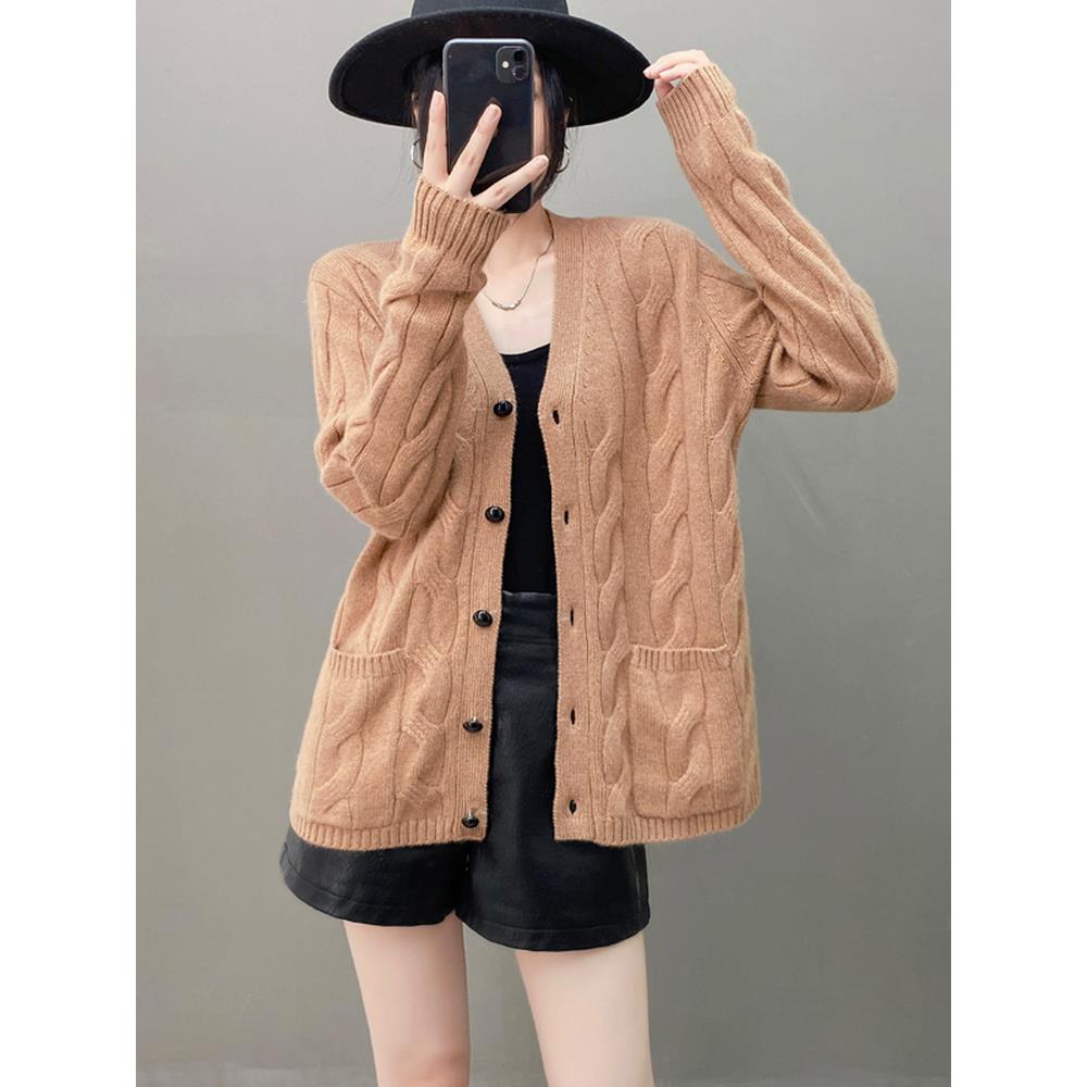 重工麻花软糯山羊绒衫女V领绞花单排扣带兜秋冬加厚开衫毛衣外套