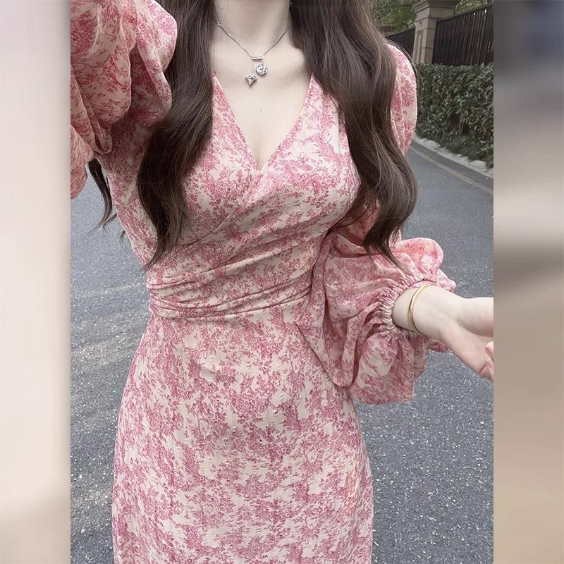 FAshi 2025年春季新款粉色温柔风V领碎花连衣裙女灯笼袖茶歇长裙