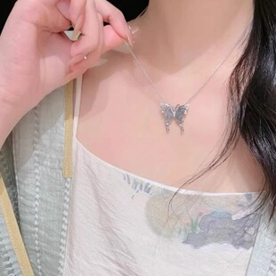 简约时尚小蝴蝶吊坠天然危料翡翠蓝水晶蝴蝶项链女小众设计锁骨链