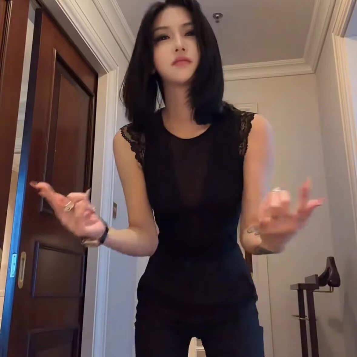 黑色深V蕾丝连体衣显身材