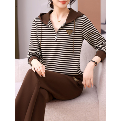 高端妈妈秋装套装休闲连帽卫衣2025新款中老年春秋季条纹运动服女