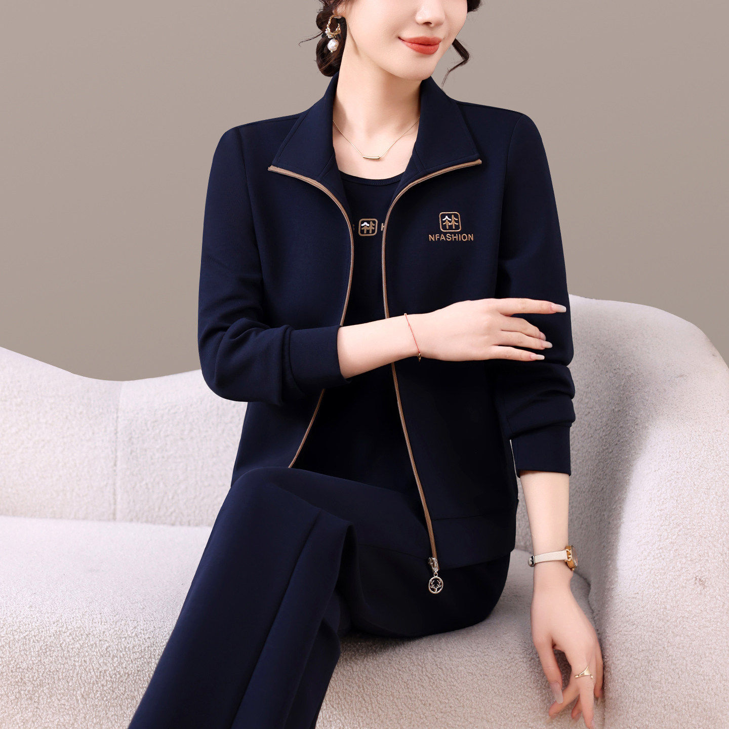 高端中年人洋气休闲运动服套装女春秋立领妈妈装宽松显瘦三件套秋