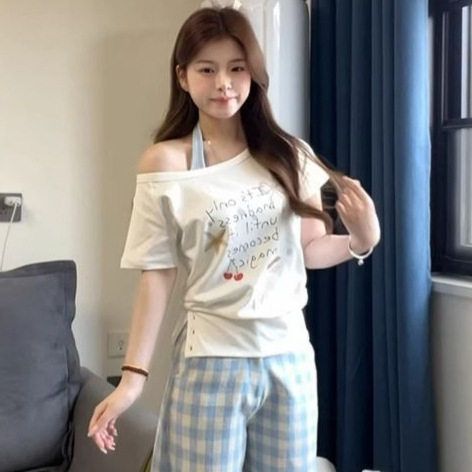 白色斜肩露肩短袖T恤女夏季设计感辣妹修身显瘦短款一字肩上衣女