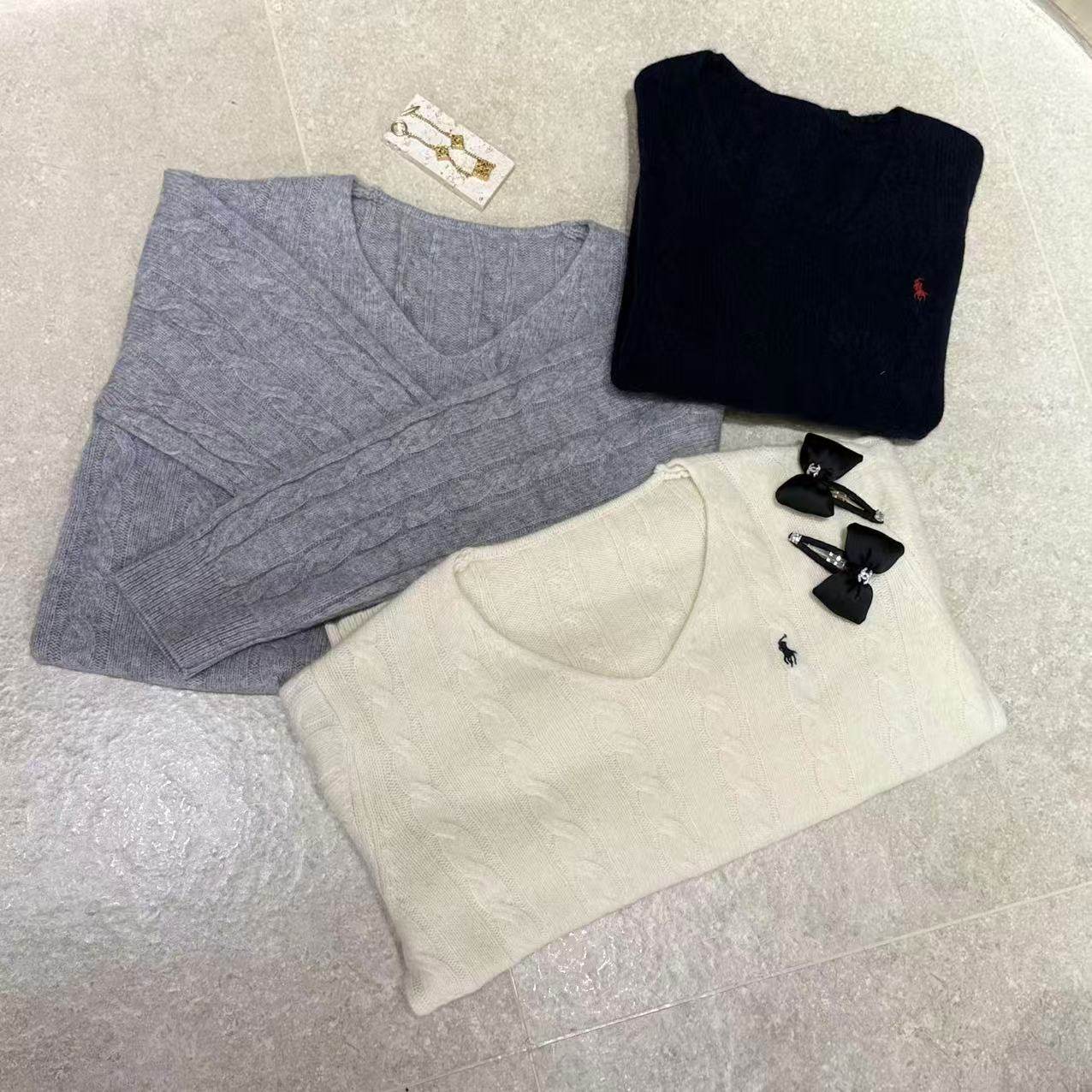 【萍姐精选】简约小马刺绣V领套头毛衣930