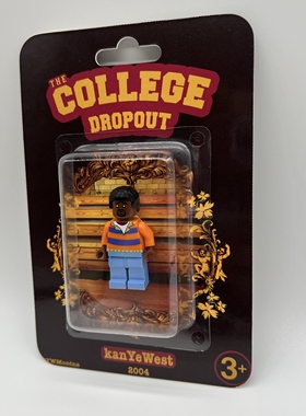现货KanyeWest周边挂卡玩具The College Dropout时期专辑人仔积木