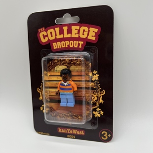 现货KanyeWest周边挂卡玩具The College Dropout时期专辑人仔积木