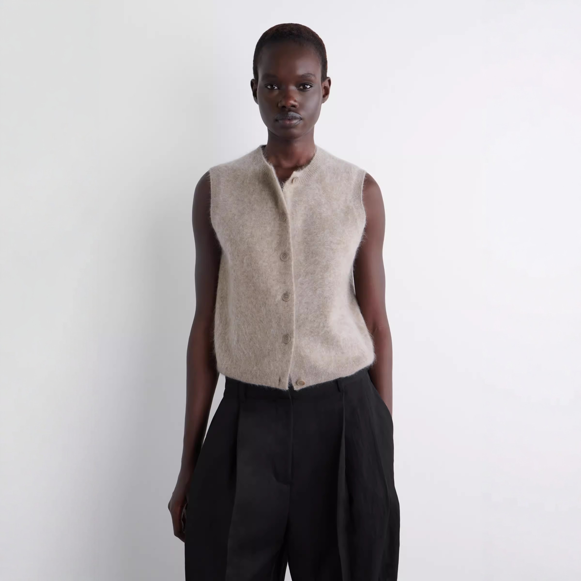 标准版型圆领羊绒背心燕麦色