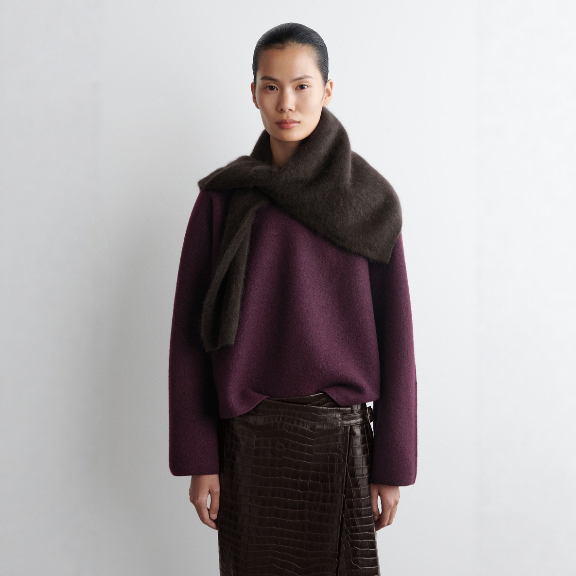 标准版型圆领羊毛毛衣酒红色