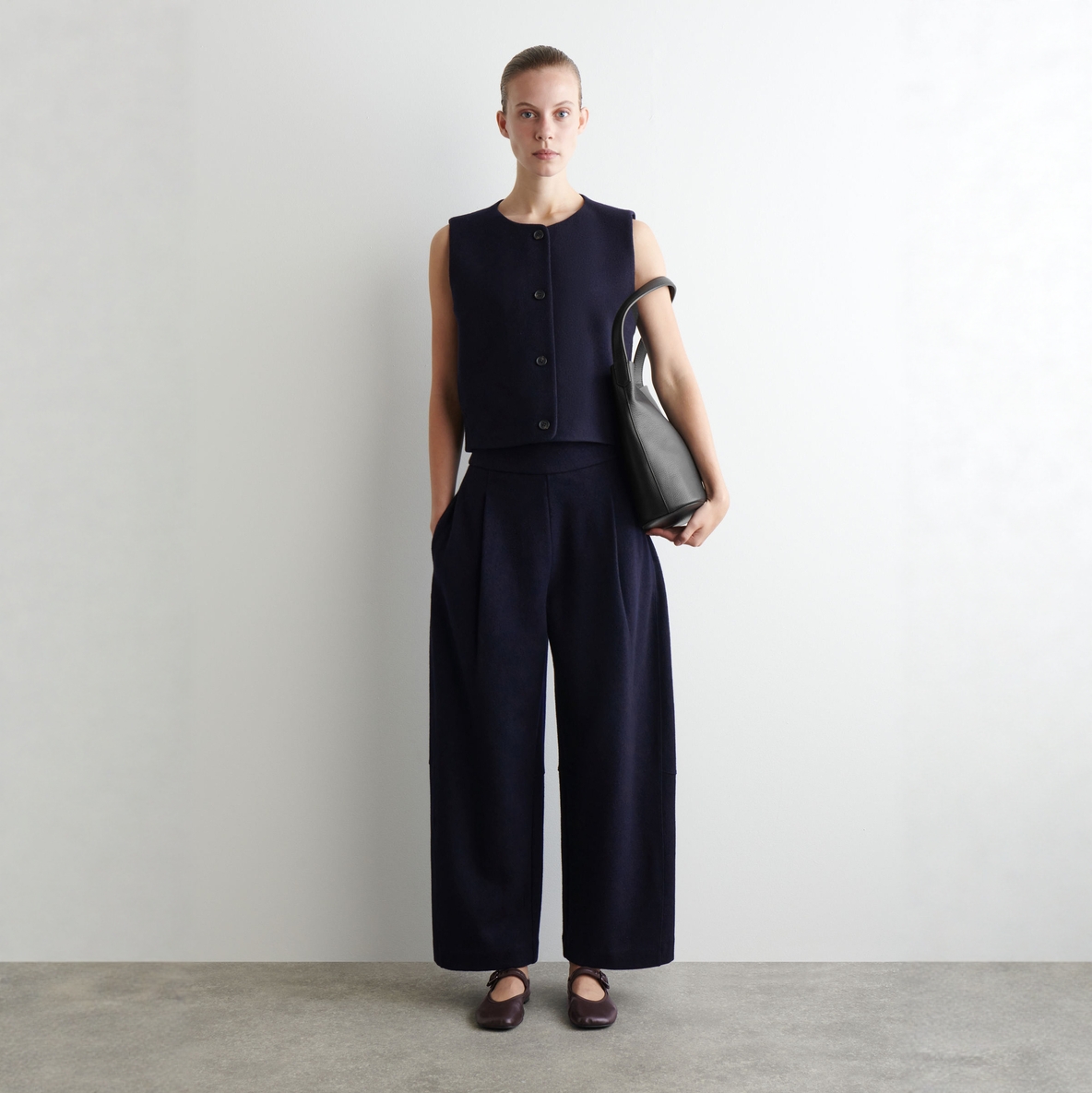 休闲版型羊毛混纺桶形长裤藏青