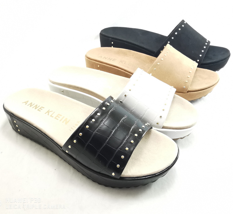 一脚蹬坡跟厚底休闲铆钉套脚新款