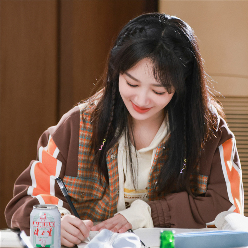 杨紫春晚同款衣服夹克外套大衣卫衣连帽衫上衣牛仔裤2024龙年衣服