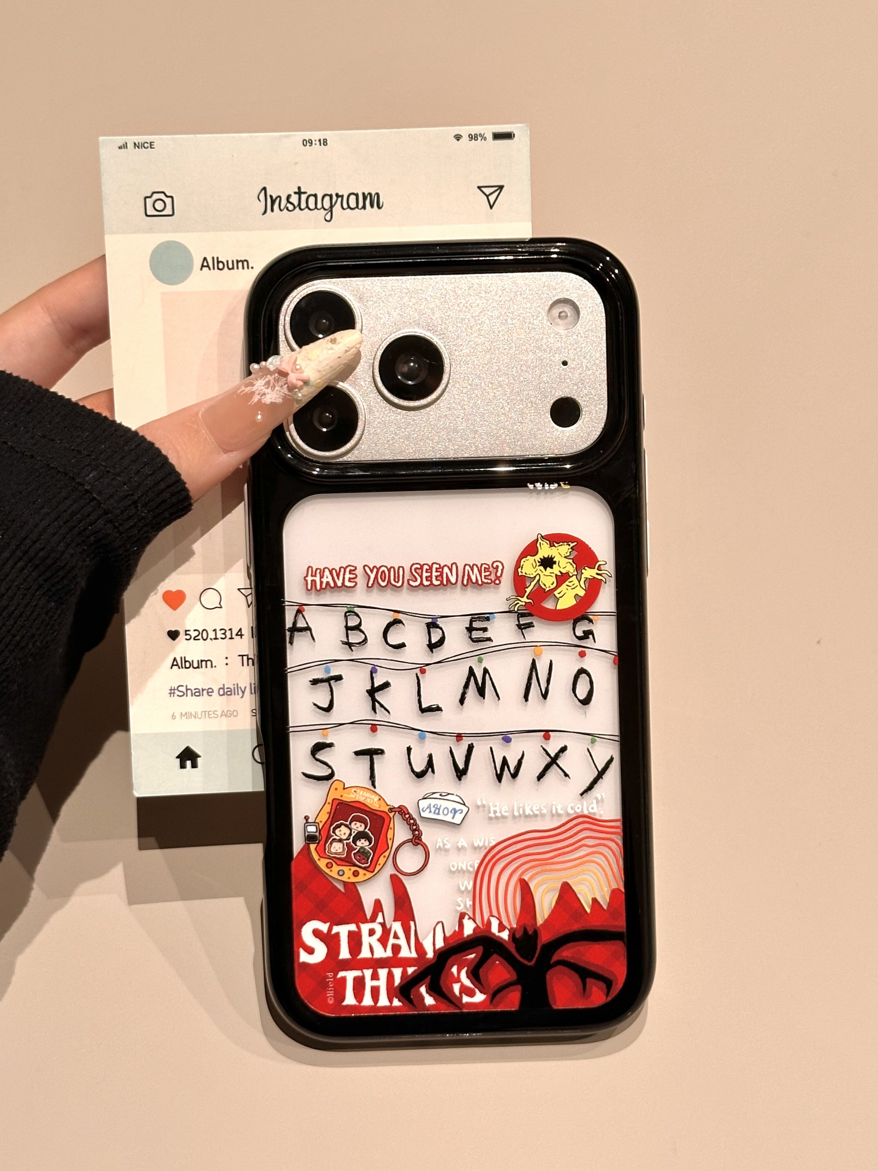 卡通可爱黑怪奇物语透明亚克力壳适用苹果17/16/15/14防摔手机壳 · 黑边怪奇物语 苹果15