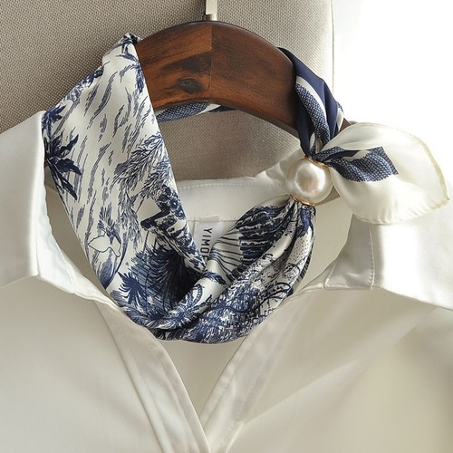 丝巾女2025新款磁吸扣珍珠护颈小方巾护颈小围巾时尚小领巾百搭