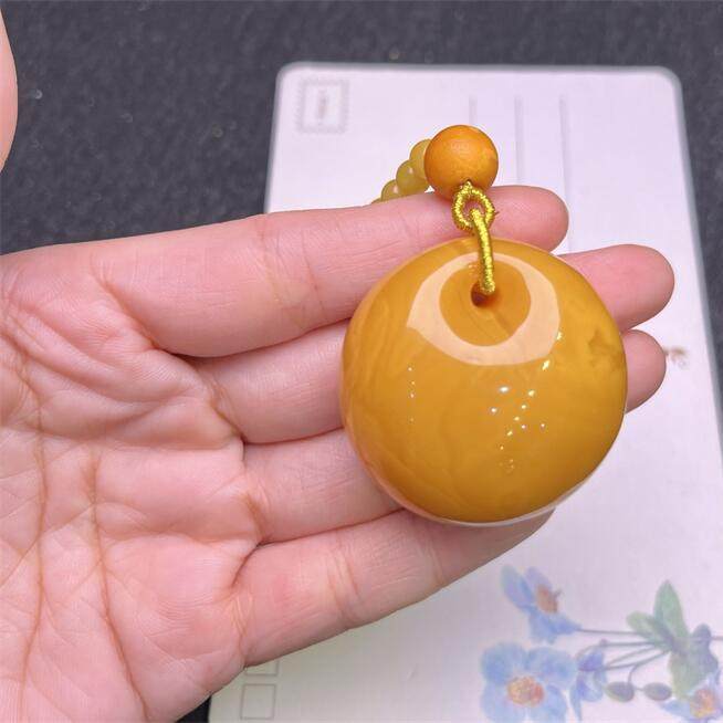 天然俄料原矿鸡油黄蜜蜡平安扣吊坠女款项链21.6克无优化无烤色秀