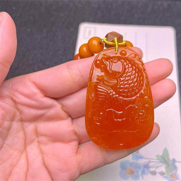 天然俄料原矿鸡油红老蜜蜡雕刻鱼女款项链吊坠22.4克无优化琥珀秀