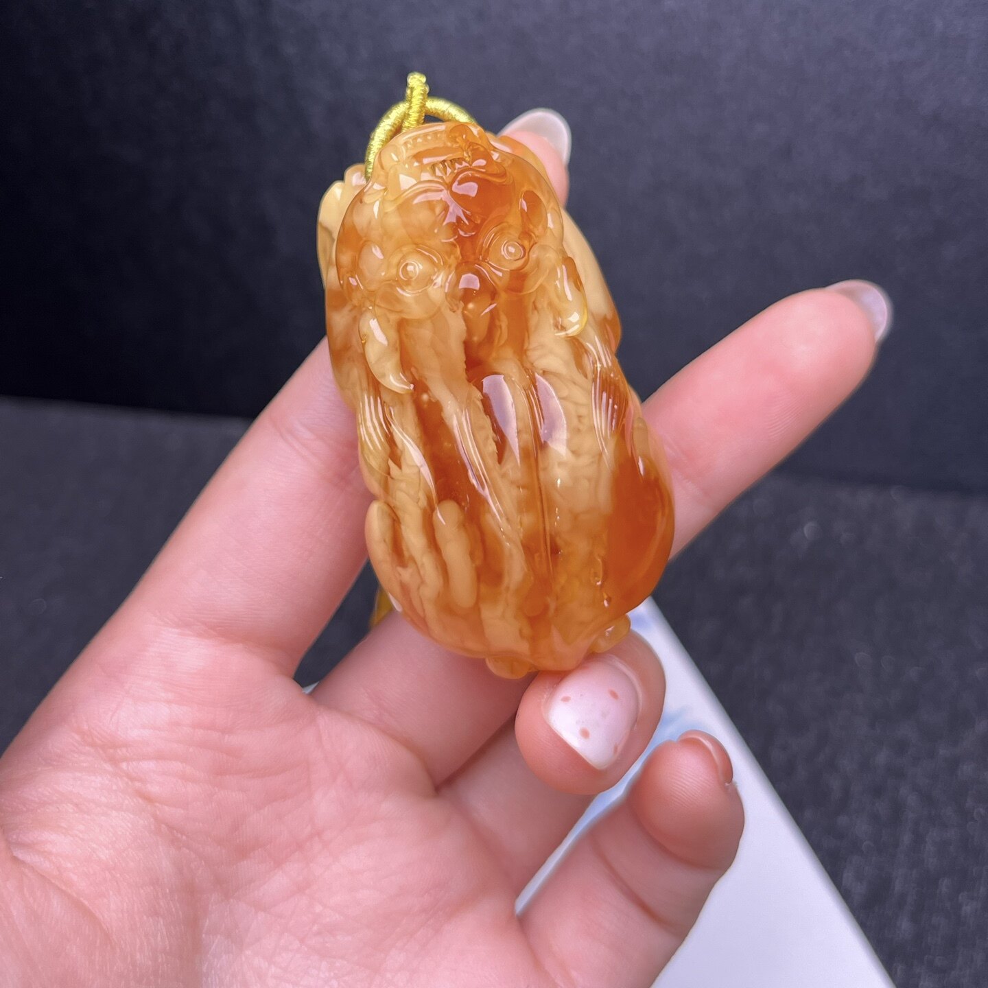 天然欧洲原矿老蜜蜡苏工雕刻貔貅吊坠项链蜜糖色47.9克妖花纹凯