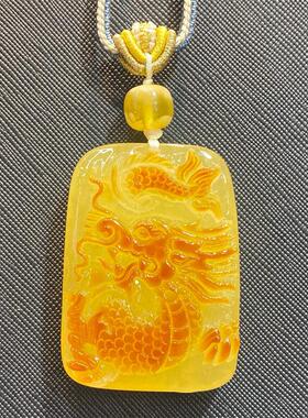 天然俄料原矿蜜蜡俏色巧雕龙牌项链吊坠21.75g无优化无烤色琥珀速