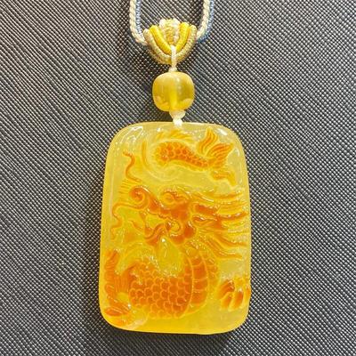 天然俄料原矿蜜蜡俏色巧雕龙牌项链吊坠21.75g无优化无烤色琥珀速