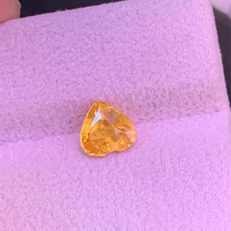 1.6克拉天然黄色蓝宝石镶嵌裸石晶体通透满火彩lGS证书项链耳饰悠