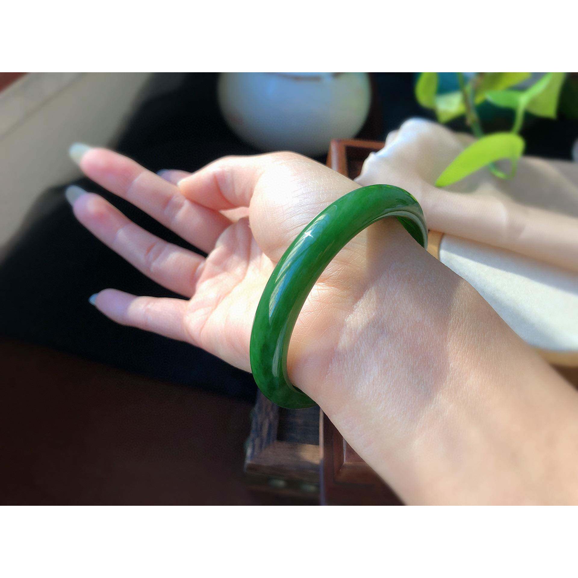 天然和田玉碧玉58圈口手镯 超美辣正装 老坑料色辣绿 7号坑配证xe