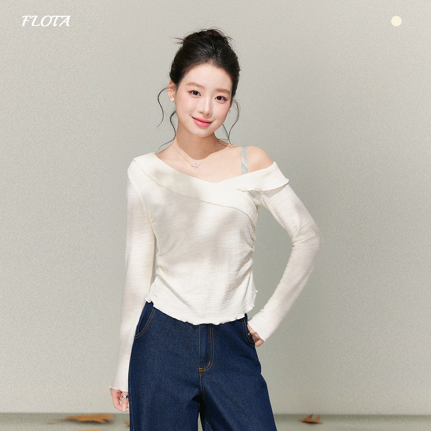 甜辣风斜肩木耳卷边长袖T恤秋季新款修身显瘦杏色露肩短款上衣女