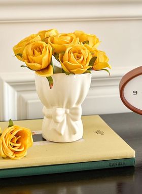 手捧花束陶瓷花瓶插花摆件感小众家居装饰花瓶陶瓷仿真花花器