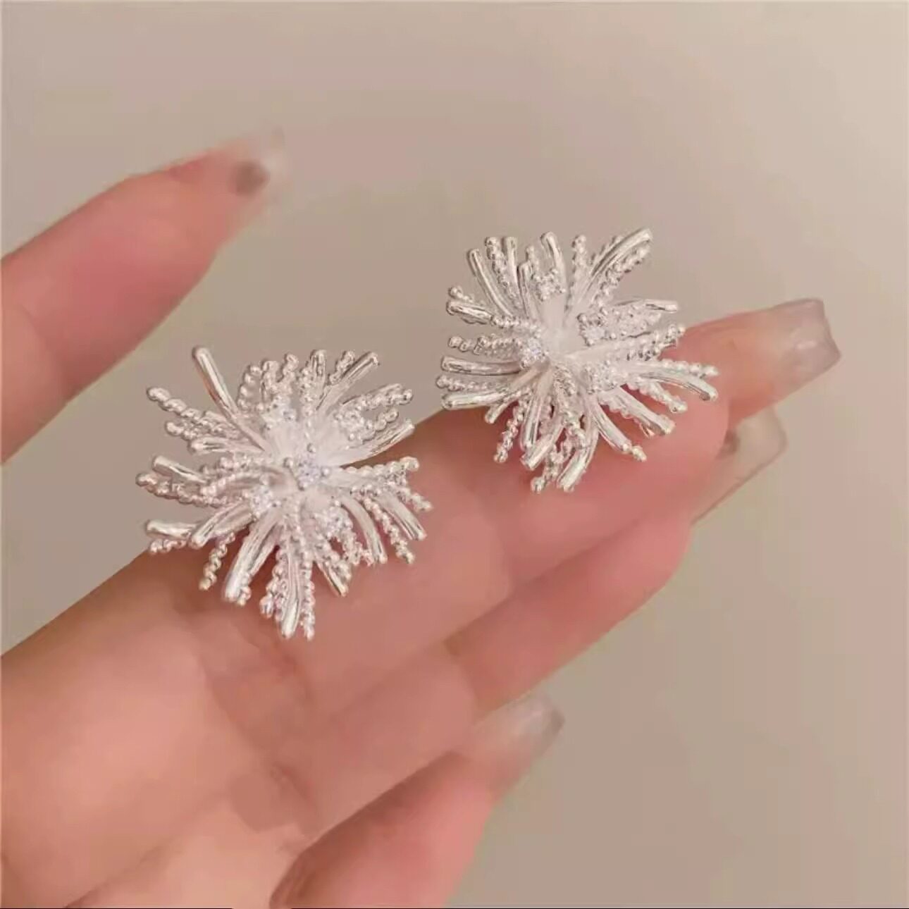 2026年新款精致感法式复古金属雪花耳钉小众皓石轻奢时髦耳环