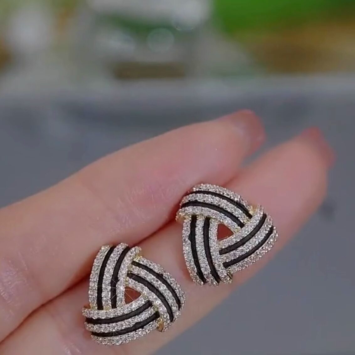简约气质黑色条纹三角耳钉新款微镶锆石耳环女感轻奢几何耳饰