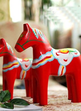 北欧风极简风红马木马雕刻家居装饰摆件木质工艺品彩绘生日礼物