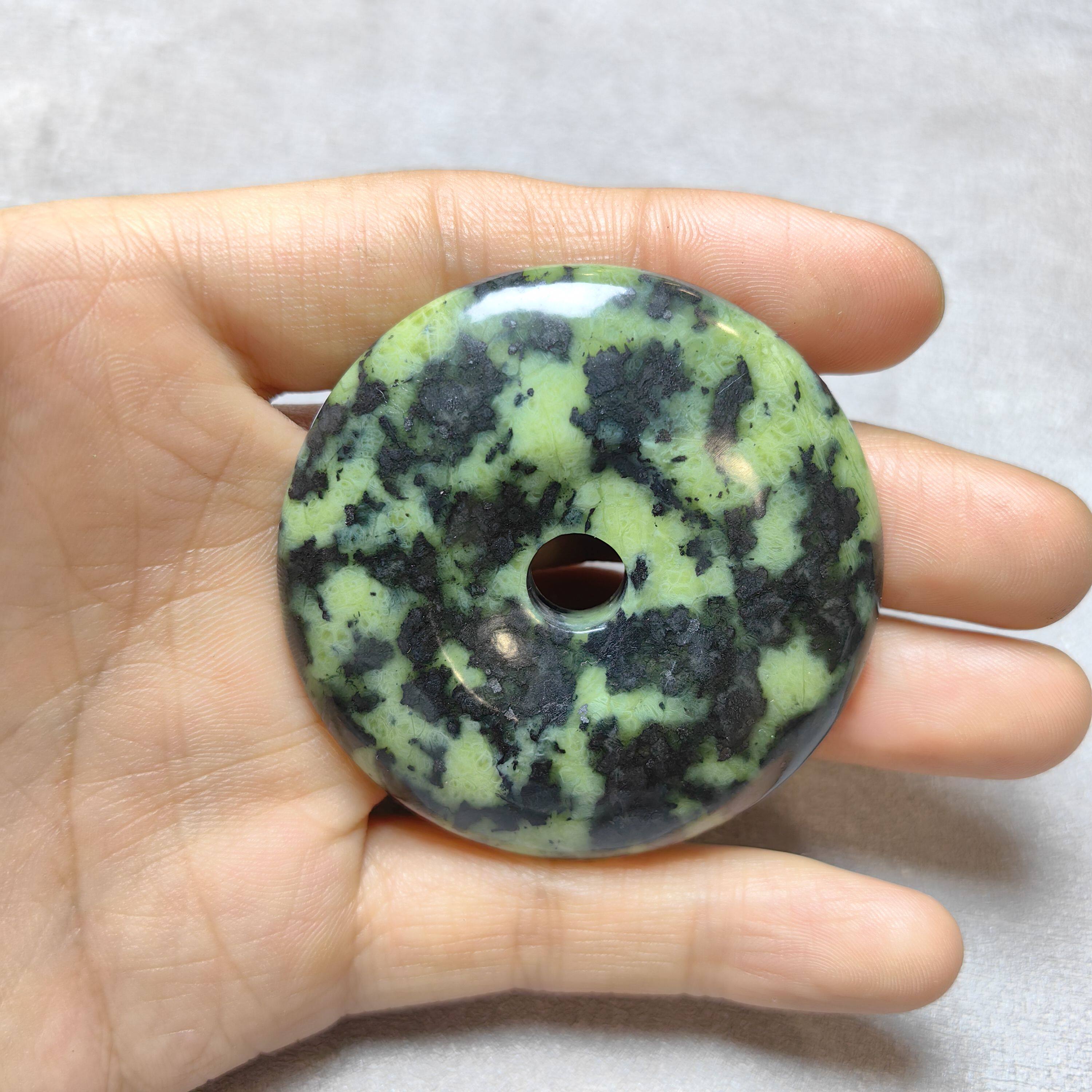 西藏藏玉药王石自然原石平安扣强磁性55mm0614玉化西瓜皮挂件吊坠