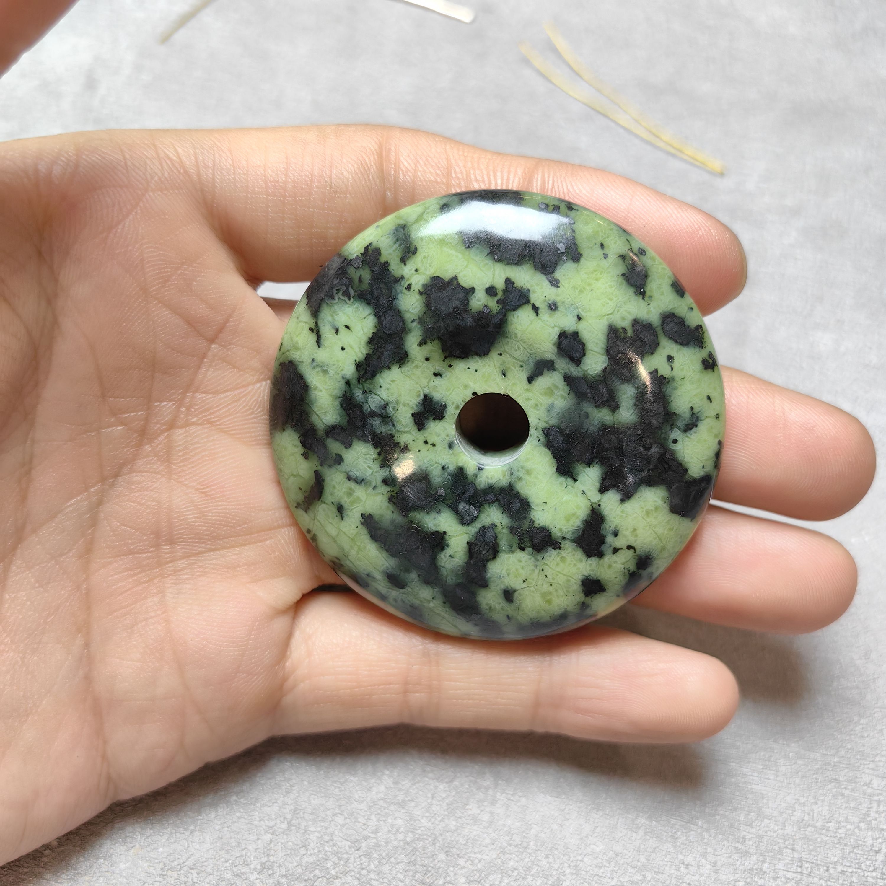 西藏藏玉药王石自然原石平安扣强磁性55mm0615玉化西瓜皮挂件吊坠