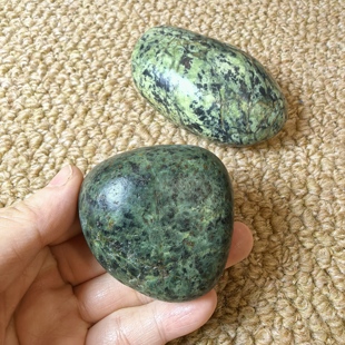 2个478克臧玉药王石籽料原石手把件翠绿黄绿经典 色金花手感好746