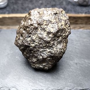 新疆甘沟龙鳞角砾岩手把件陨石原石208克小摆件强磁磁疗12157