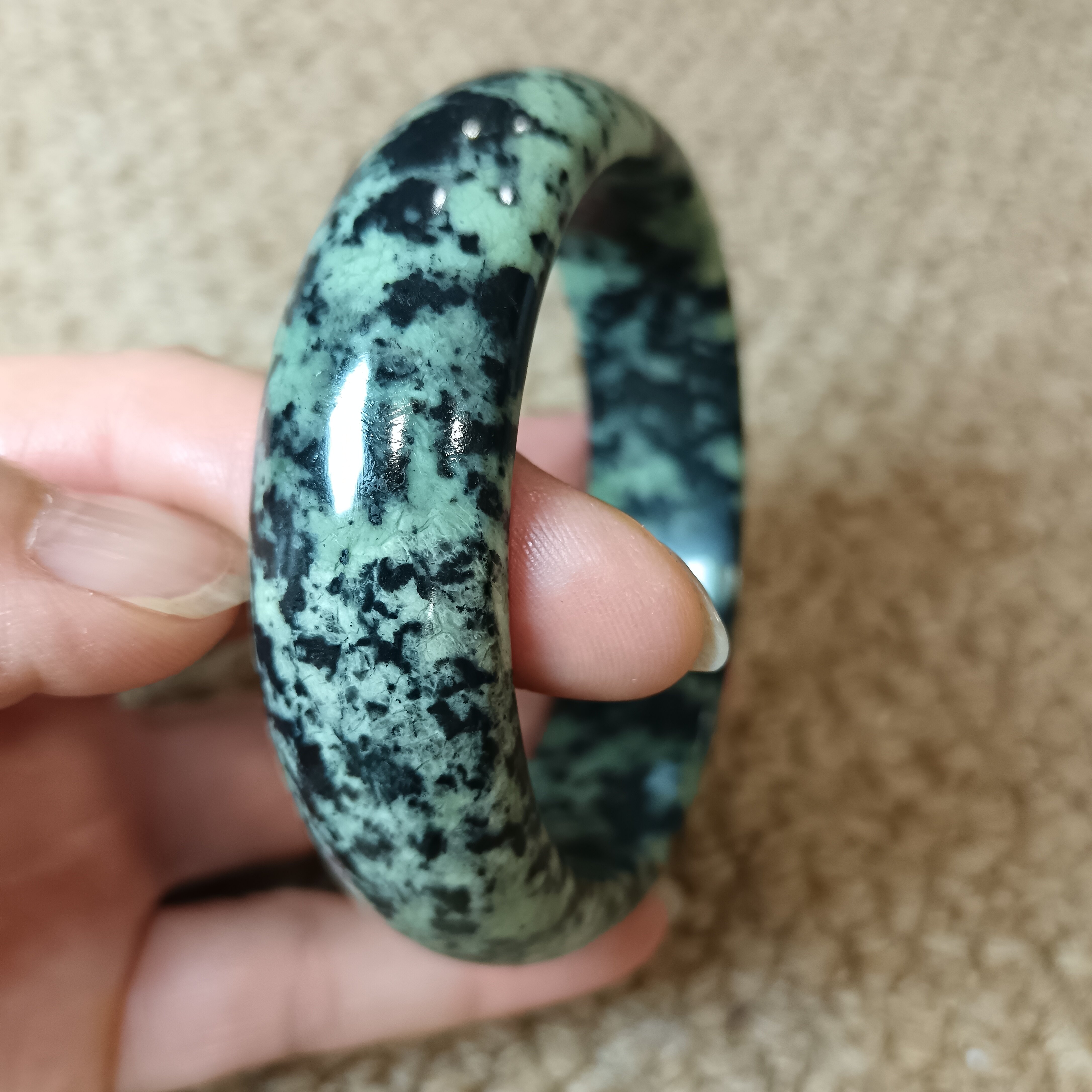 西藏药王石标准手镯浅绿带墨石纹明显有磁圈口58mm宽17.50mm1908