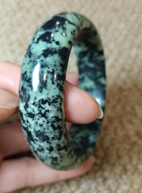 西藏药王石标准手镯浅绿带墨石纹明显有磁圈口58mm宽17.50mm1908