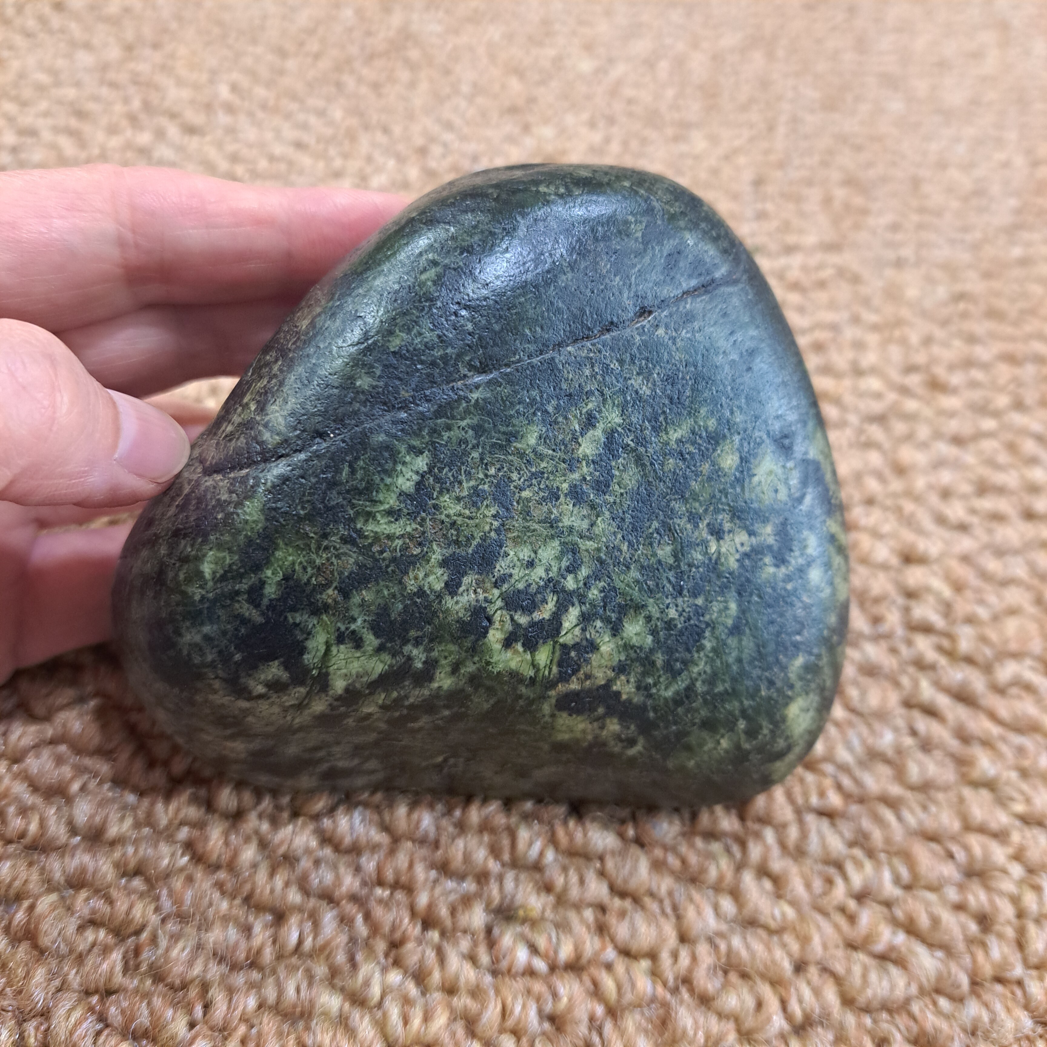 621克西藏藏玉药王石墨绿大斑晶强磁养生刮痧热敷石摆件891