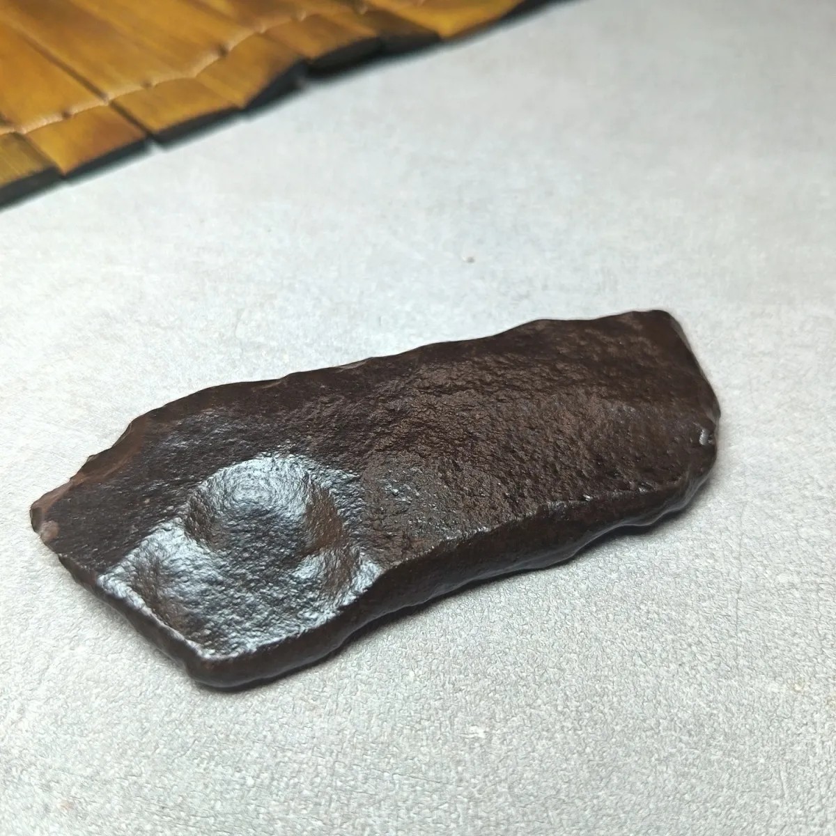 高货五彩湾硅化铁手把件养心石护心石收藏小摆件原石 88克10479