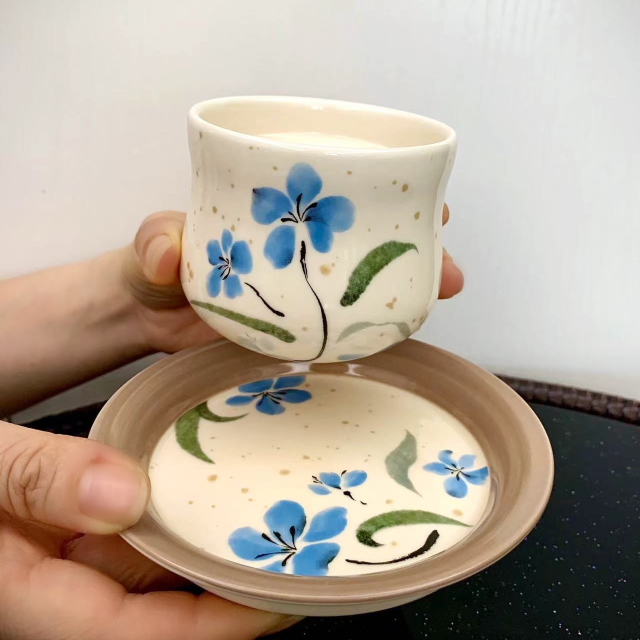 经典轻奢手握咖啡杯碟陶瓷拉花杯