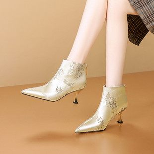 国潮风绸缎花朵刺绣尖头短靴女7cm细高跟单靴后拉链新中式靴子女