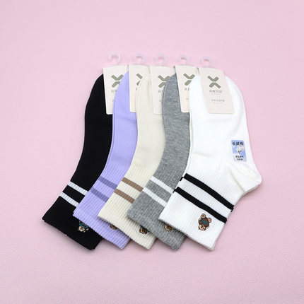 西客优品  秋季学院风刺绣小熊短筒简约无骨学生成人女袜252H2665