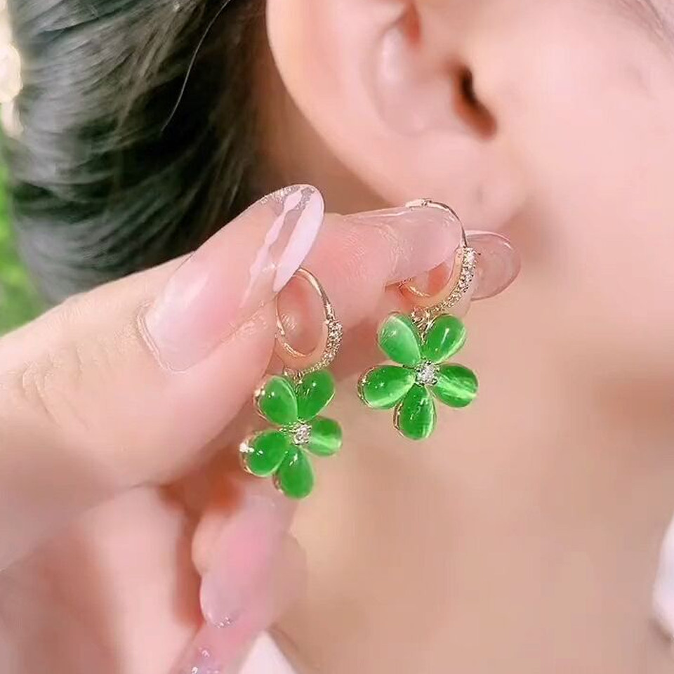 轻奢四叶绿猫眼石花朵耳环2024年新款潮女夏小众耳扣气质百搭耳饰